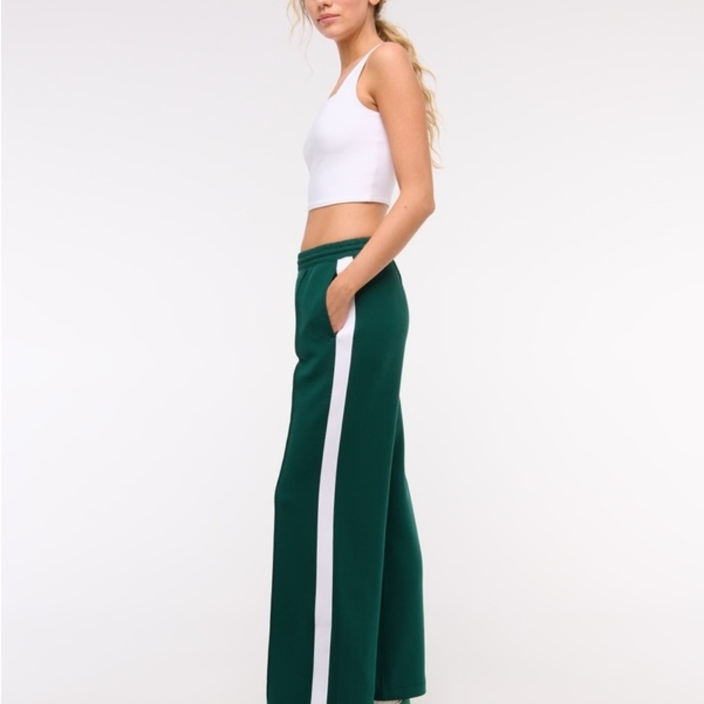 Abercrombie & Fitch Women's YPB neoKNIT Wide Leg Pant - Picture 2 of 4
